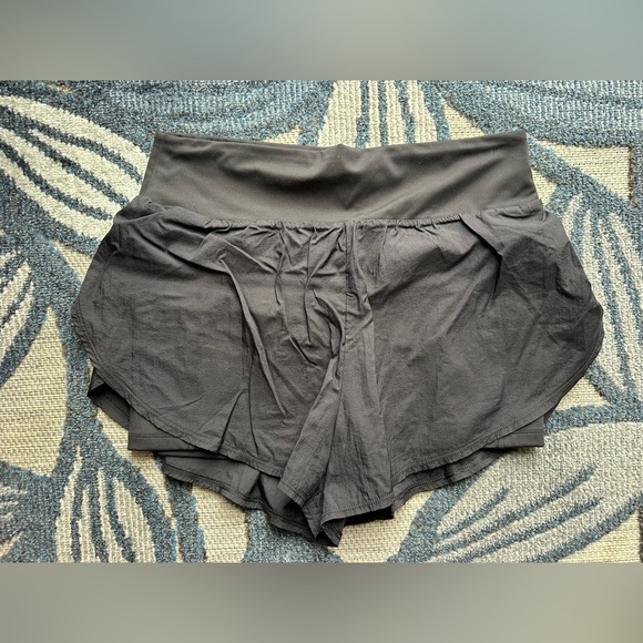 all in motion women’s active light high-rise black flutter run shorts - Picture 2 of 7